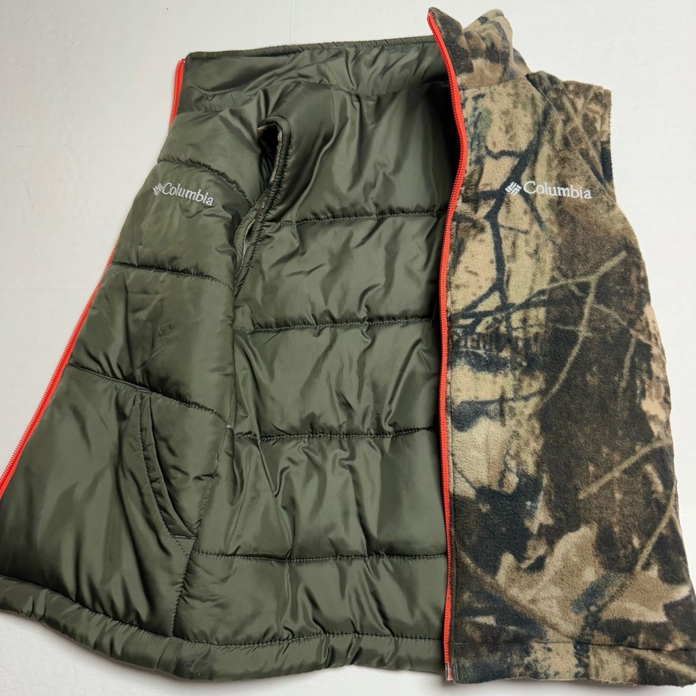 Columbia Reversible Fleece Lined/ Puffer Vest Green, Camo Size: XS (6-7 Years)